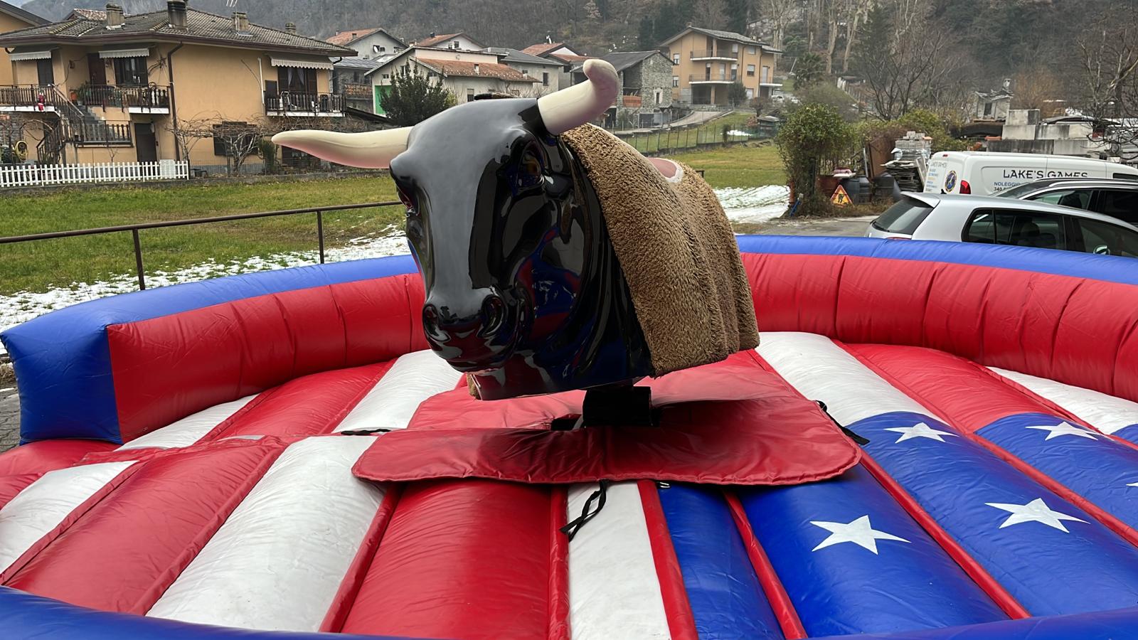 Toro meccanico usato 5x5 con tappeto verde e recinto